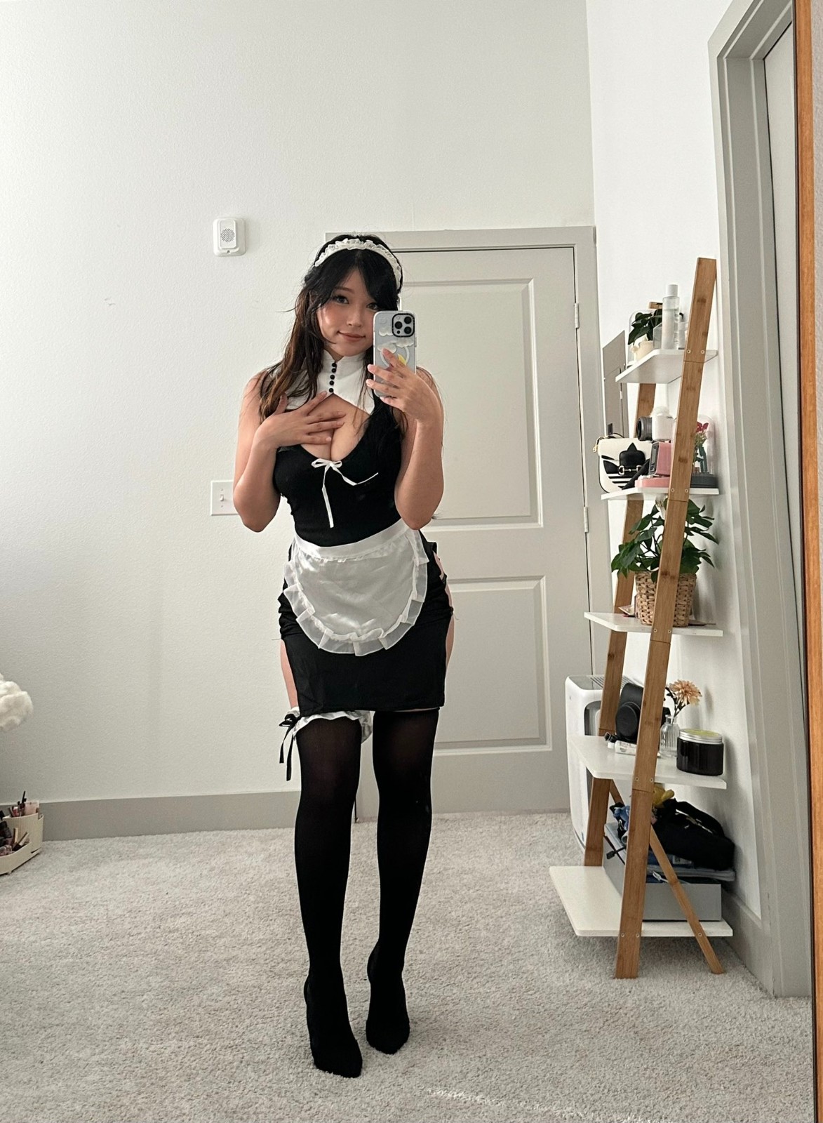 Nữ Streamer Hàn Quốc Cosplay Nicole trong 'Zero Zone' Rất Gợi Cảm và Tái Hiện Hoàn Hảo